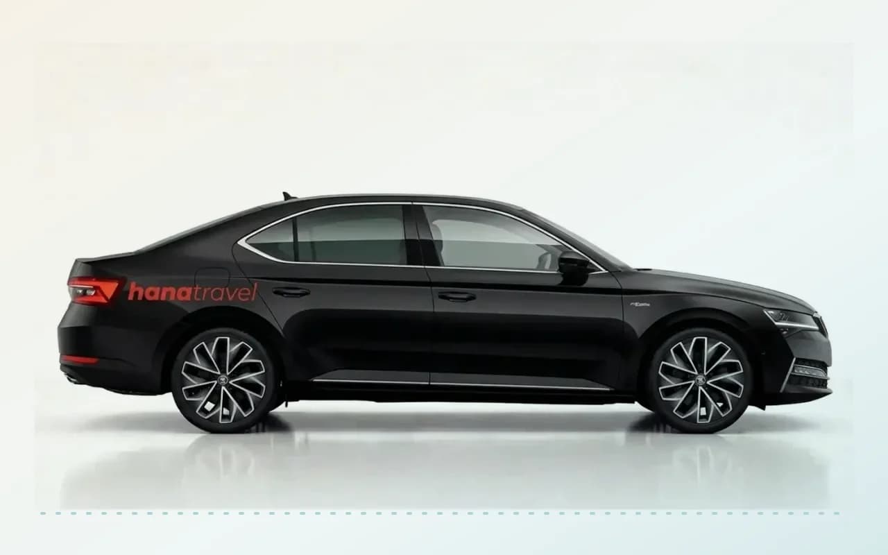 Sidevisning av en svart Skoda Superb eller Ford Focus for transport fra Antalya lufthavn.