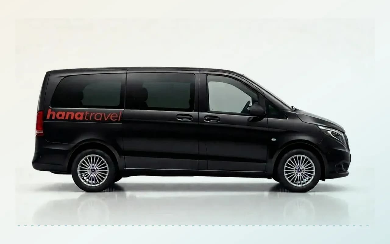 Черный Mercedes-Benz Vito VIP показан сбоку на белом фоне для трансфера из аэропорта Анталии.