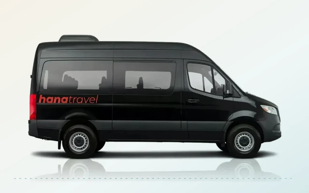 Studioaufnahme eines schwarzen Mercedes-Benz Sprinter von der Seite vor einem einfachen weißen Hintergrund.