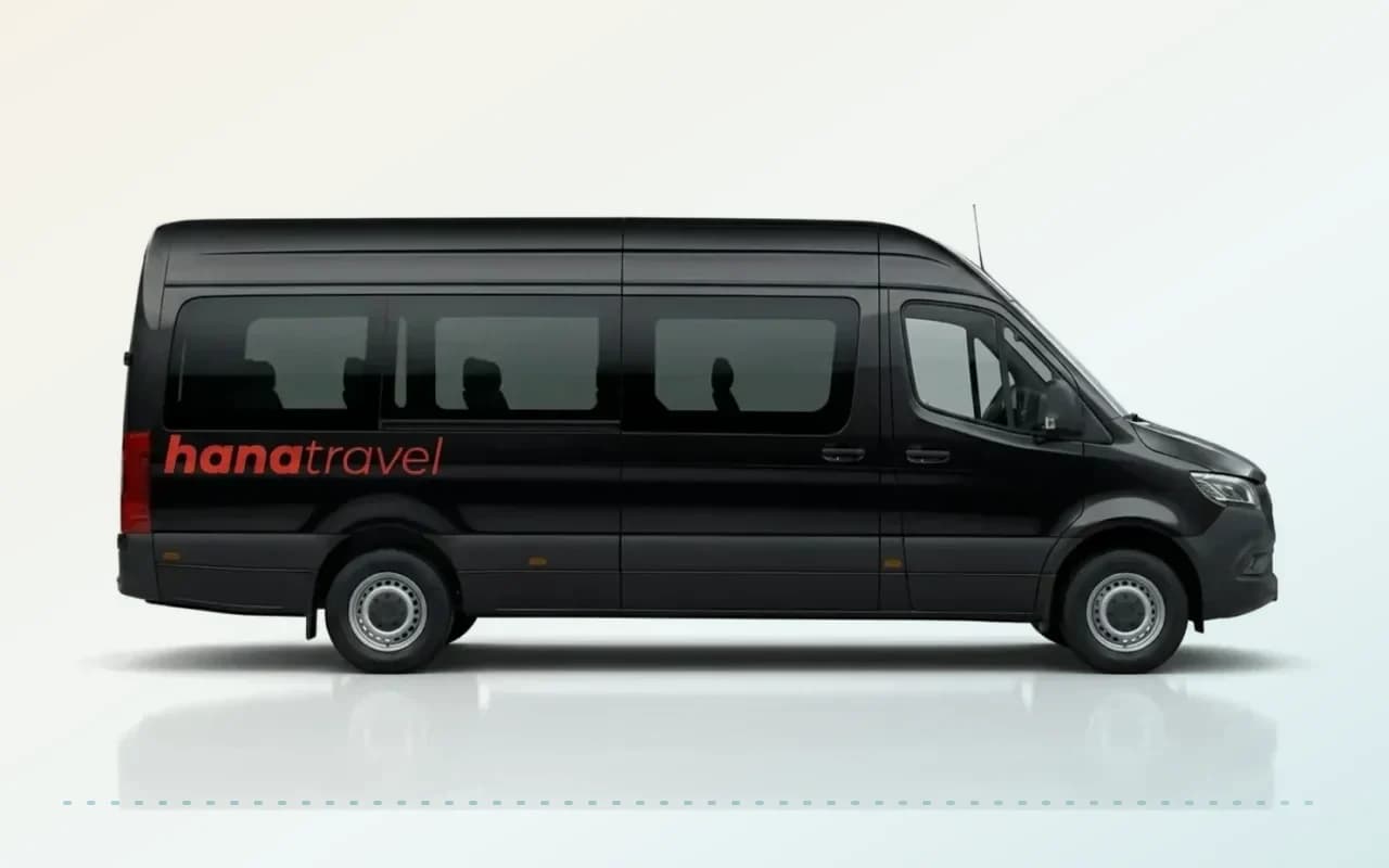 Mercedes-Benz Sprinter 516 pour transfert à Antalya Vue de côté d'un Mercedes-Benz Sprinter 516 noir pour les transferts de l'aéroport d'Antalya sur fond blanc.